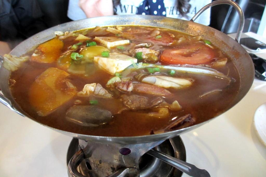 Indistinguishable from the other spicy pot, the Tom Yum Goong soup was the one I didn't have a chance to get a taste of. The spicy flavor was evidently strong though from the aroma.